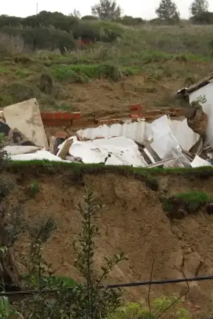 Destroços das casas saídas em Porto Brandão.